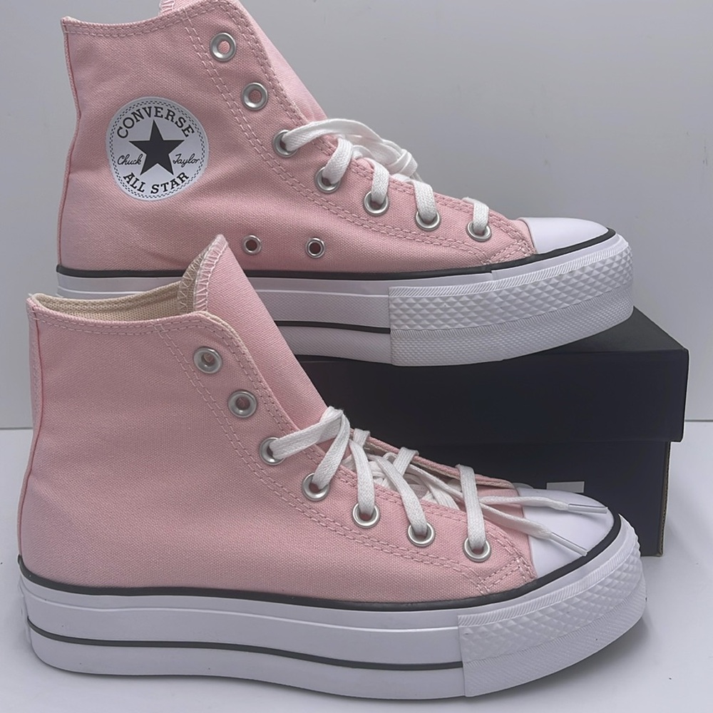 Vans WMNS A06507F CTAS LIFT HI
DONUT GLAZE/WHITE/BLACK
Platforms Sneakers
